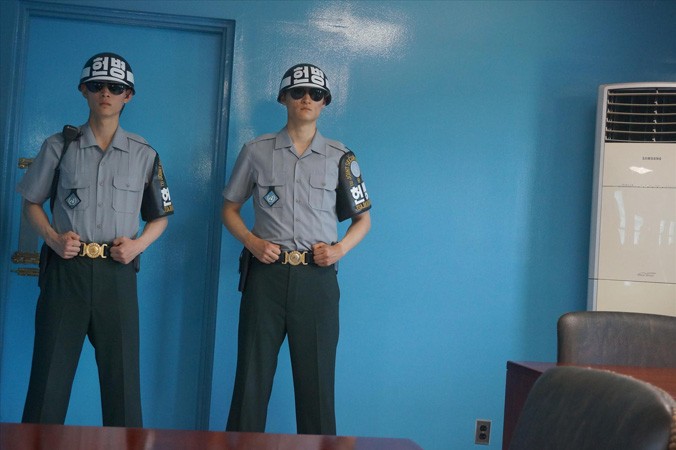 Hai lính Hàn Quốc đứng gác trong phòng họp của Ủy ban đình chiến quân sự thuộc Bộ Chỉ huy Liên Hợp Quốc nằm trong khu phi quân sự giữa hai miền Triều Tiên. Ảnh: Thu Loan.
