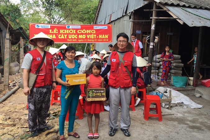 Tổ chức Kocun (Hàn Quốc) hỗ trợ nhà cho mẹ con chị Nguyễn Thị Thu Hà (ở giữa).