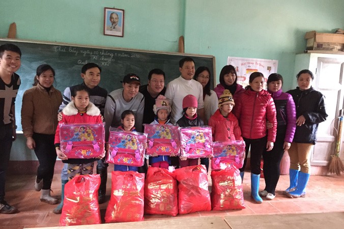 CLB xe địa hình Lạng Sơn tặng quà cho các em học sinh vùng cao. Ảnh: Duy Chiến.