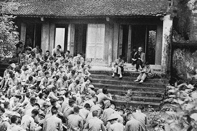 Bác Hồ nói chuyện với Đại đoàn Quân Tiên phong (308) tại Đền Giếng tháng 9/1954.