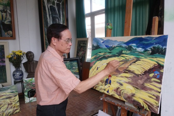 Họa sĩ Ngô Quang Nam đang vẽ bức tranh quê Bút Tre.