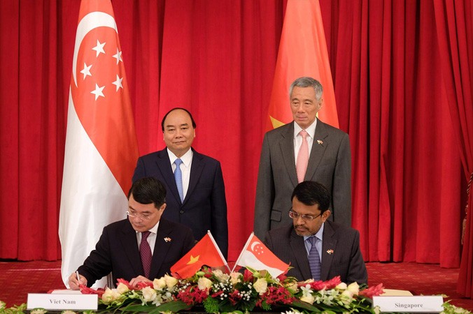 Thủ tướng Nguyễn Xuân Phúc và Thủ tướng Singapore Lý Hiển Long chứng kiến lễ ký các văn kiện hợp tác​. Ảnh: VGP.