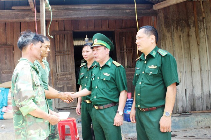 Lãnh đạo BĐBP tỉnh Đắk Lắk thăm hỏi và trao tiền hỗ trợ cho người dân. Ảnh: N.L 