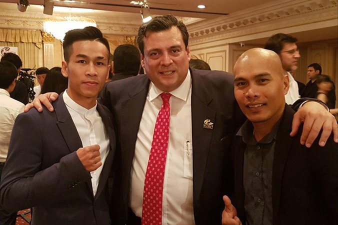 Trần Văn Thảo (ngoài cùng bên trái) đứng cạnh chủ tịch WBC Mauricio Sulaiman.