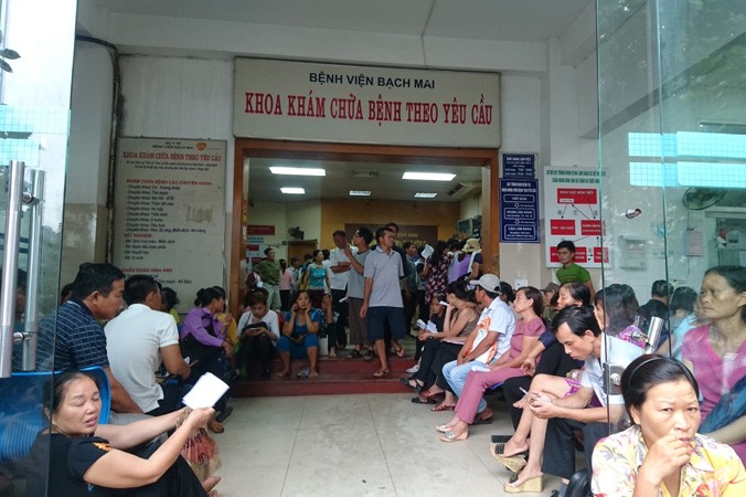 Người dân ngồi chờ đến lượt khám chữa bệnh tại Bệnh viện Bạch Mai - Hà Nội. Ảnh: Như Ý.
