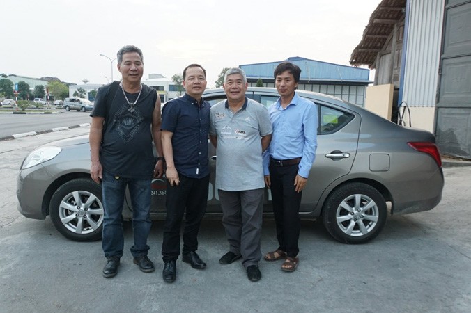 Ông Pao và ông Trần Văn Toản (thứ 2 từ trái sang) và những người bạn tại Trung tâm Đông đô.