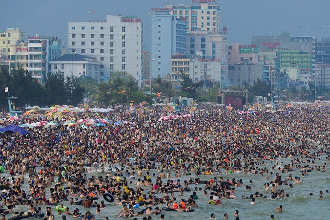 Bãi biển Sầm Sơn - Thanh Hóa đông nghịt người vào ngày lễ 30/4 - 1/5/2018. Ảnh: Minh Châu.