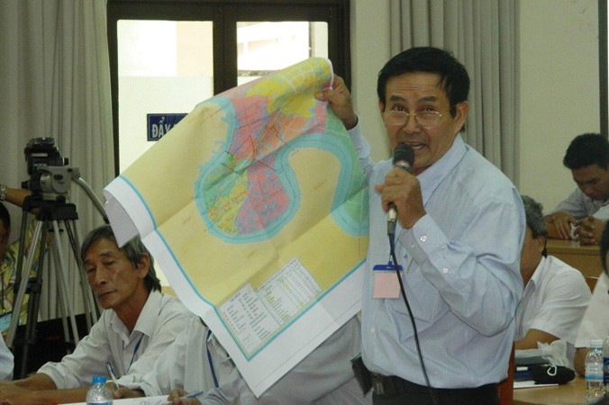 Người dân trưng ra bản đồ quy hoạch khu đô thị Thủ Thiêm tại cuộc đối thoại với lãnh đạo TPHCM gần đây.