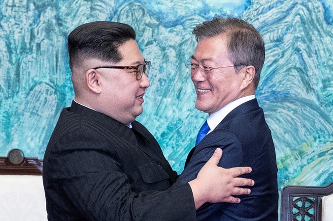 Lãnh đạo Triều Tiên Kim Jong-un và Tổng thống Hàn Quốc Moon Jae-in trong cuộc gặp lịch sử.