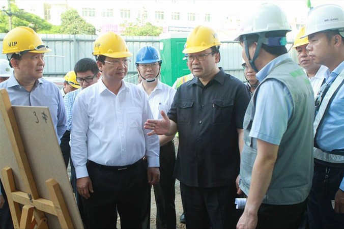 Bí thư Thành ủy Hà Nội Hoàng Trung Hải kiểm tra tiến độ thi công Dự án tuyến đường sắt đô thị thí điểm đoạn Nhổn - Ga Hà Nội. 