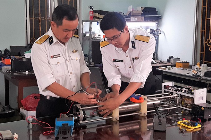 Cán bộ, nhân viên Tổ sửa chữa Đoàn 6 Hải quân đang sửa chữa máy đo vận tốc âm SVP - một trong những thiết bị của hệ thống đo sâu. Ảnh: CTV.