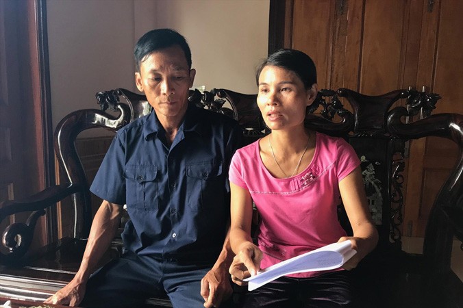 Cô Huế và chồng trong một lần trao đổi với PV Tiền Phong.