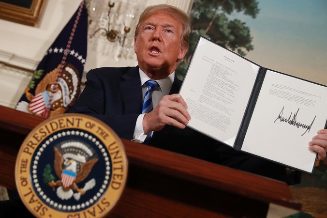 Tổng thống Mỹ Donald Trump ký quyết định rút khỏi thỏa thuận hạt nhân Iran. Ảnh: Getty Images.