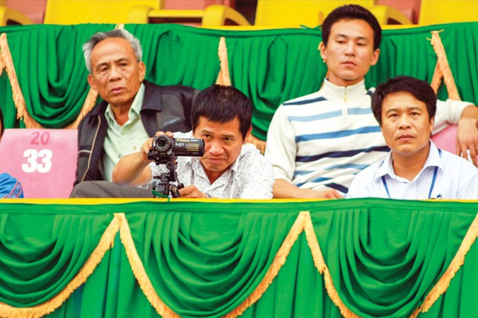 Phó ban Trọng tài Dương Văn Hiền (giữa) không chỉ phân công nhiệm vụ cho các trọng tài mà còn tự phân công mình làm giám sát trọng tài, việc mà VPF cho là “vừa đá bóng, vừa thổi còi”. Ảnh: VSI.
