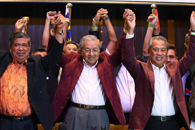 Ông Mahathir Mohamad (giữa) ăn mừng sau khi giành chiến thắng lịch sử. Ảnh: Getty Images.