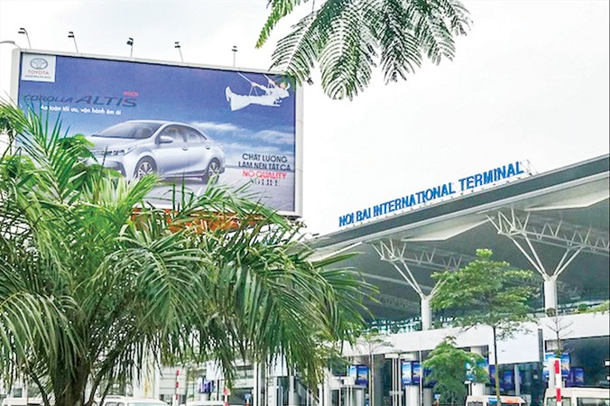 Biển quảng cáo tại cảng hàng không Nội Bài.