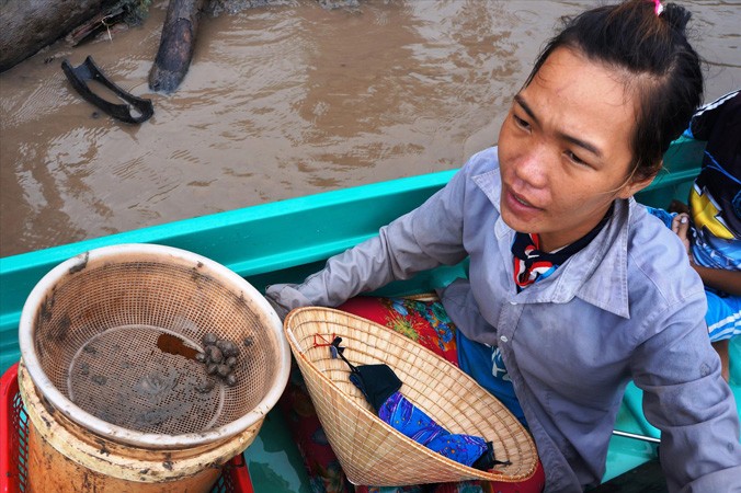 Huỳnh Thị Trang thay chồng đi Bãi Bồi kiếm tiền nuôi con khi chồng vướng vòng lao lý.