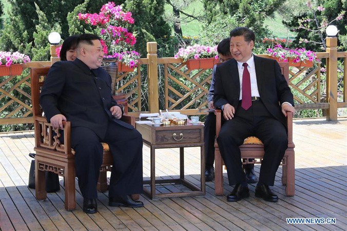 Nhà lãnh đạo Triều Tiên Kim Jong-un (trái) và Chủ tịch Trung Quốc Tập Cận Bình trong cuộc gặp ở TP Đại Liên, tỉnh Liêu Ninh. Ảnh: Xinhua.