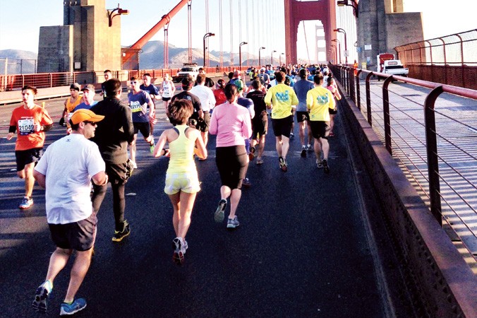 Một giải chạy bộ ở cầu Cổng Vàng.