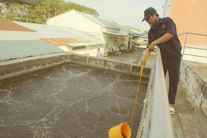 Lê Phước Hưng (SN 1989) kiểm tra nguồn nước thải tại Công ty CP Thực phẩm Cholimex.
