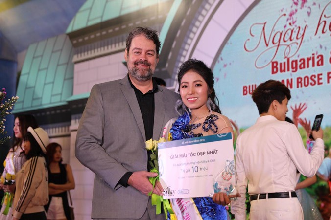 CEO Nguyễn Thị Hạnh đạt giải “Người có mái tóc đẹp nhất” tại cuộc thi “Queen of Rose” trong sự kiện “Lễ Hội Hoa hồng Bulgaria 2018” bằng chính sản phẩm của mình.