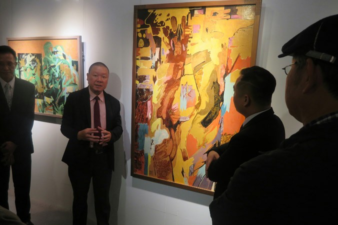 Hoạ sĩ Nguyễn Trường Linh đang giới thiệu cho khách tham quan trong triển lãm cá nhân tại Đài Loan.