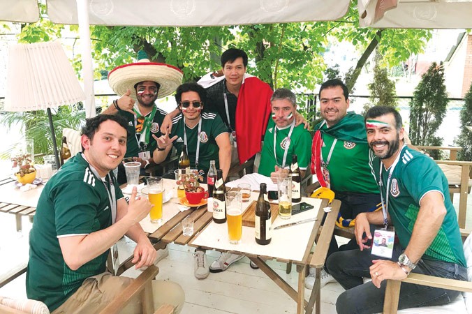 Tác giả (đứng, giữa) với các CĐV Mexico ở một quán bia gần khu vực sân Luzhniki. Ảnh: N.Phong.