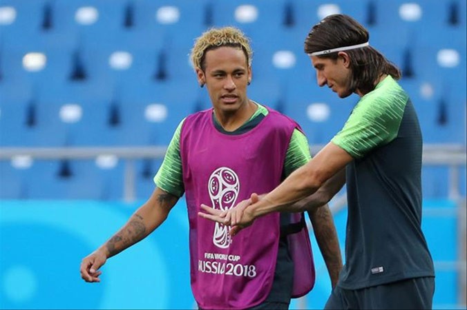 Neymar trình làng kiểu tóc 'mỳ tôm'