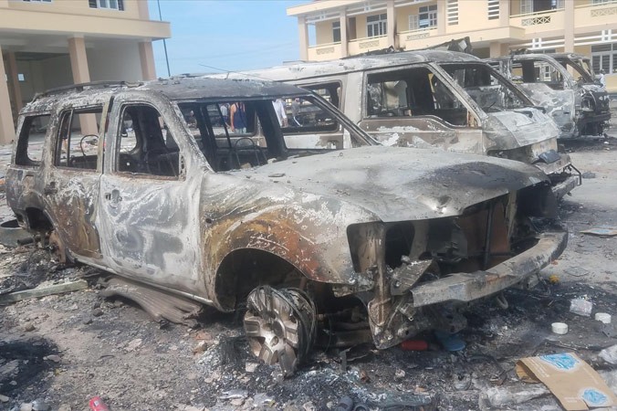 Nhiều ô tô bị các đối tượng quá khích đốt tại trụ sở cảnh sát PCCC, thị trấn Phan Rí Cửa, Bình Thuận.