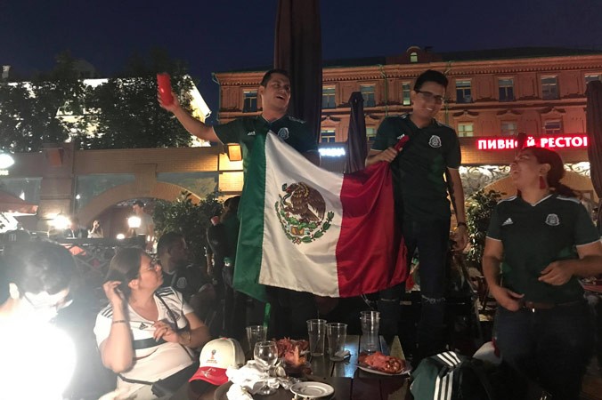CĐV Mexico ăn mừng chiến thắng thâu đêm trên đường phố Moscow.