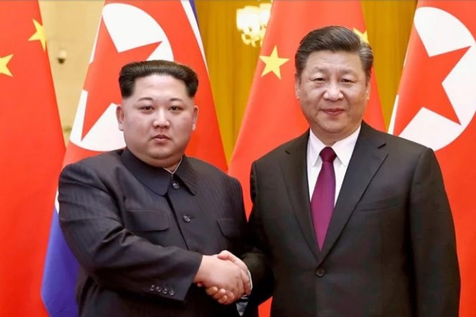 Nhà lãnh đạo Triều Tiên Kim Jong-un gặp gỡ Chủ tịch Tập Cận Bình hồi tháng 5 trước thềm hội nghị thượng đỉnh Mỹ- Triều. Ảnh: The New York Times.