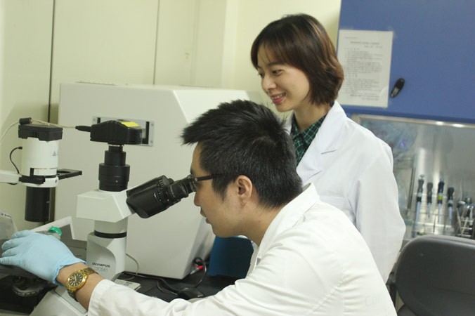 Vợ chồng TS Bạch Đức Hiệp trong phòng thí nghiệm tại Hàn Quốc.