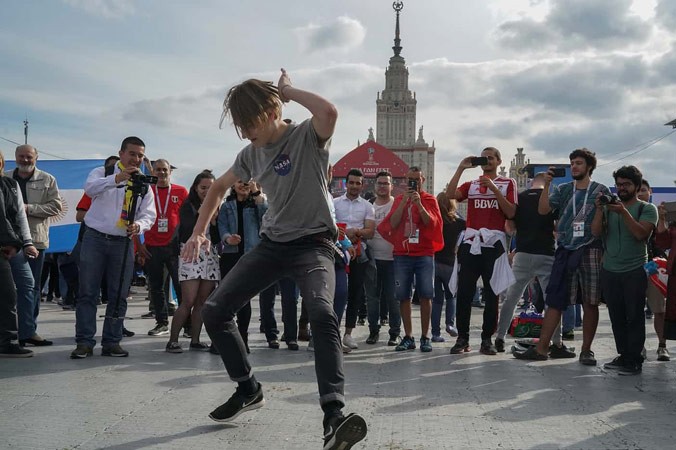 CĐV các nước “quậy” tưng bừng trên đường phố Nga, khiến ngày hội bóng đá càng thêm sôi động.