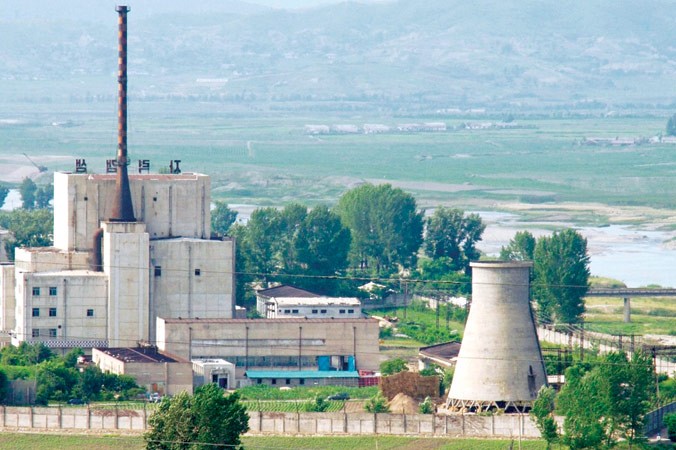 Cơ sở hạt nhân Yongbyon của CHDCND Triều Tiên ở thời điểm 2008, trước khi một tháp làm mát bị phá bỏ. Các công việc xây dựng vẫn tiếp diễn tại đây sau cuộc gặp thượng đỉnh Mỹ-Triều. Ảnh: KYODO/REUTERS.