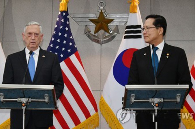 Bộ trưởng Quốc phòng Mỹ James Mattis (trái) hội đàm với Bộ trưởng Quốc phòng Hàn Quốc tại Seoul ngày 28/6. Ảnh: Yonhap.