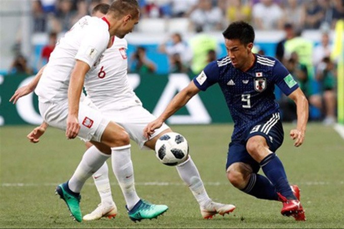 Cầu thủ Nhật Bản ( bên phải).