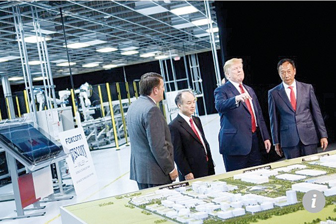 Ông Trump tham dự lễ động thổ xây dựng nhà máy Foxconn tại bang Wisconsin. Ảnh: CNN
