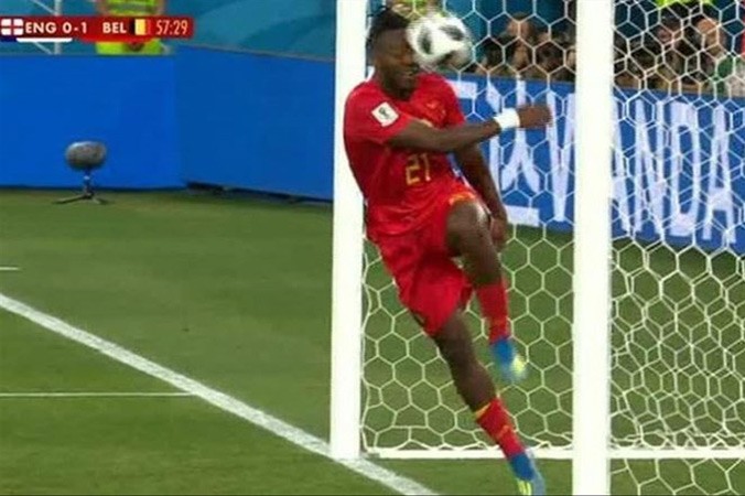 Tuyển thủ Bỉ suýt “vỡ mặt” vì ăn mừng bàn thắng