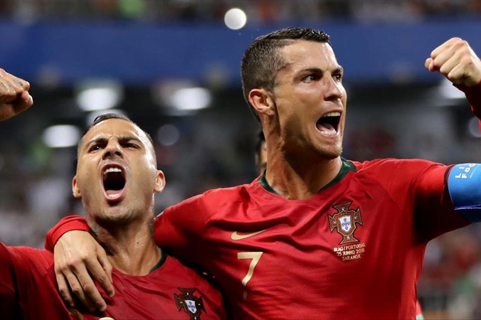 Ronaldo vừa khóc vừa cười trước Uruguay