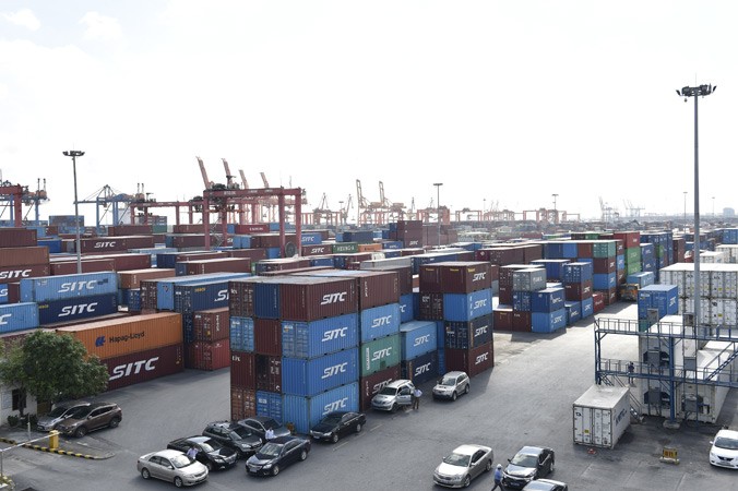 Hàng hóa xuất nhập khẩu tại cảng Đình Vũ, Hải Phòng. Ảnh: Minh Châu.