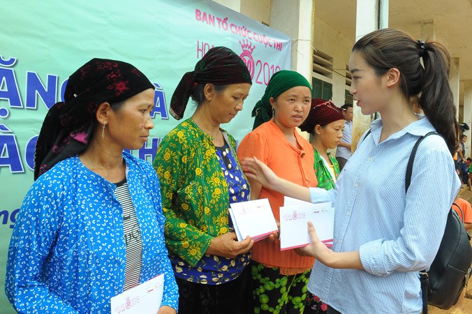 Hoa hậu Đỗ Mỹ Linh trao quà cho các hộ dân bị lũ cuốn mất nhà tại xã Lùng Tám.