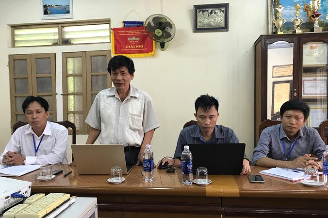 Ông Võ Vĩnh Hào cùng các chuyên viên của Phòng Giáo dục huyện Lệ Thủy trong một lần làm việc với PV Tiền Phong.