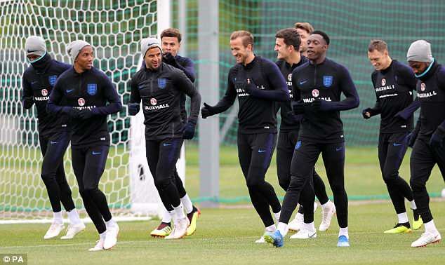 Các cầu thủ Anh tập luyện chuẩn bị cho trận đấu.