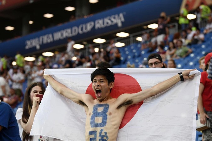 CÐV Nhật Bản cổ vũ ÐT Nhật Bản thi đấu với tinh thần can đảm trong trận đấu với ÐT Bỉ.