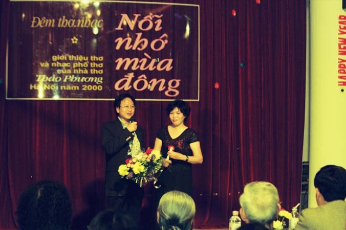 Thảo Phương trong đêm thơ nhạc “Nỗi nhớ mùa đông” năm 2000. Ảnh: Nguyễn Đình Toán.