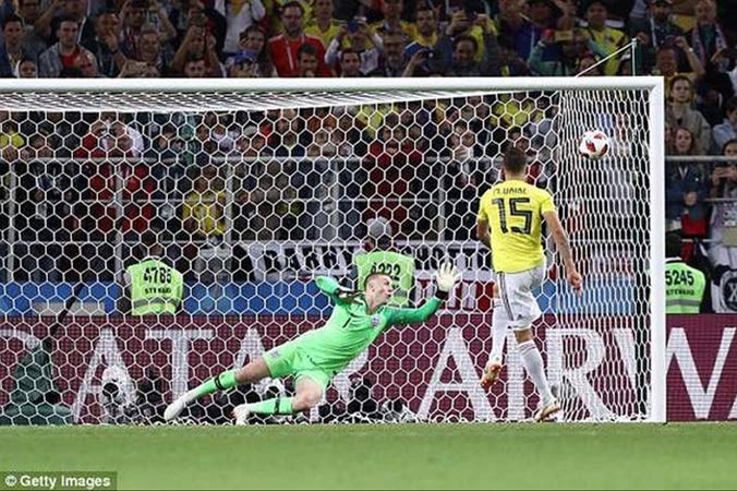 Mateus Uribe sút không thành công trong loạt sút luân lưu trận Colombia thua tuyển Anh.