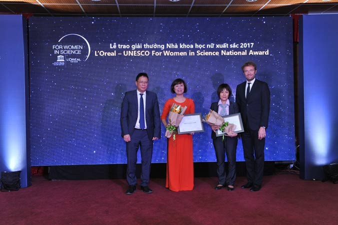 Tiến sĩ Dung nhận giải thưởng Nhà khoa học nữ xuất sắc 2017.