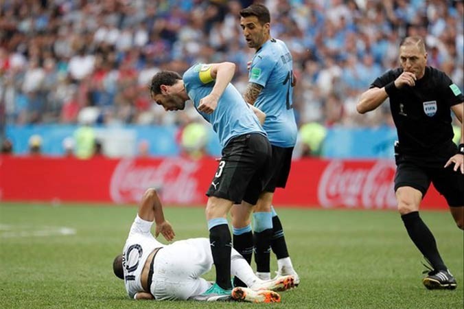 Đội trưởng Uruguay nổi giận với màn ăn vạ của Mbappe.
