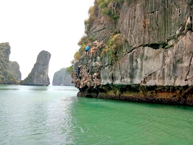 Vịnh Lan Hạ hút khách leo núi khắp nơi trên thế giới nhờ cảnh đẹp và chất đá vôi có độ chịu lực lý tưởng. Ảnh: NVCC.