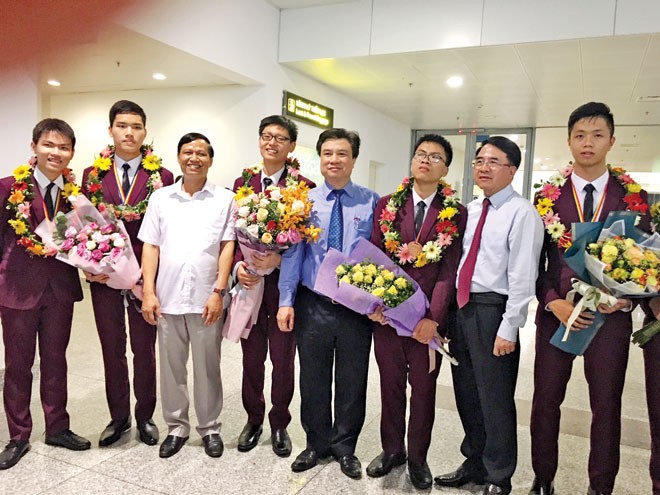 Nguyễn Quang Bin (thứ 4 từ trái) tại sân bay quốc tế Nội Bài.
